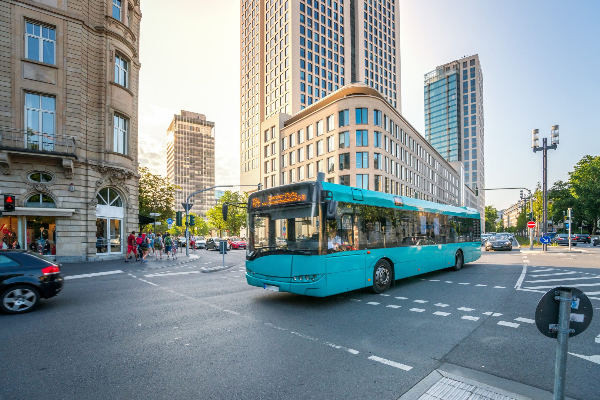 Ein Bus fährt durch die Frankfurter Innenstadt.